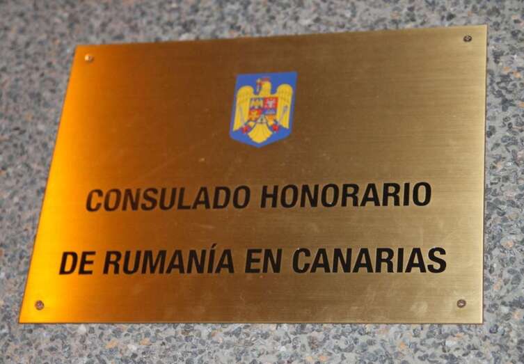 Placa de la sede del Consulado Honorario de Rumanía en Canarias (Foto TA)